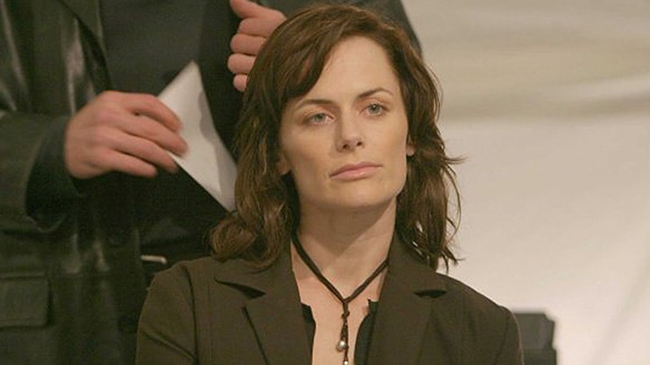 Nina Myers bids on the virus in 24 Season 3